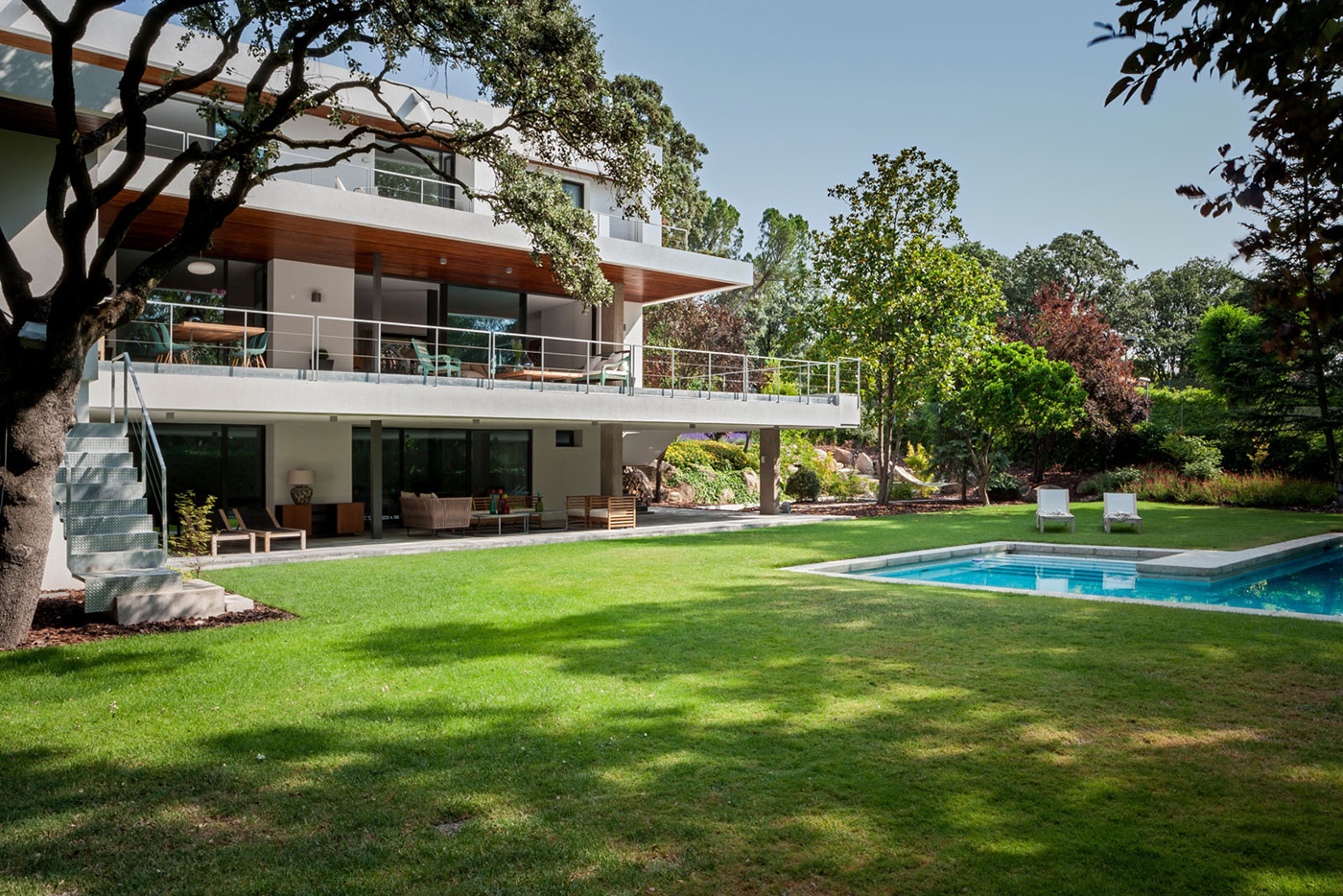 A Charming Modern Home Nestled in a Lush Landscape of Madrid, Spain by ÁBATON Arquitectura (8)