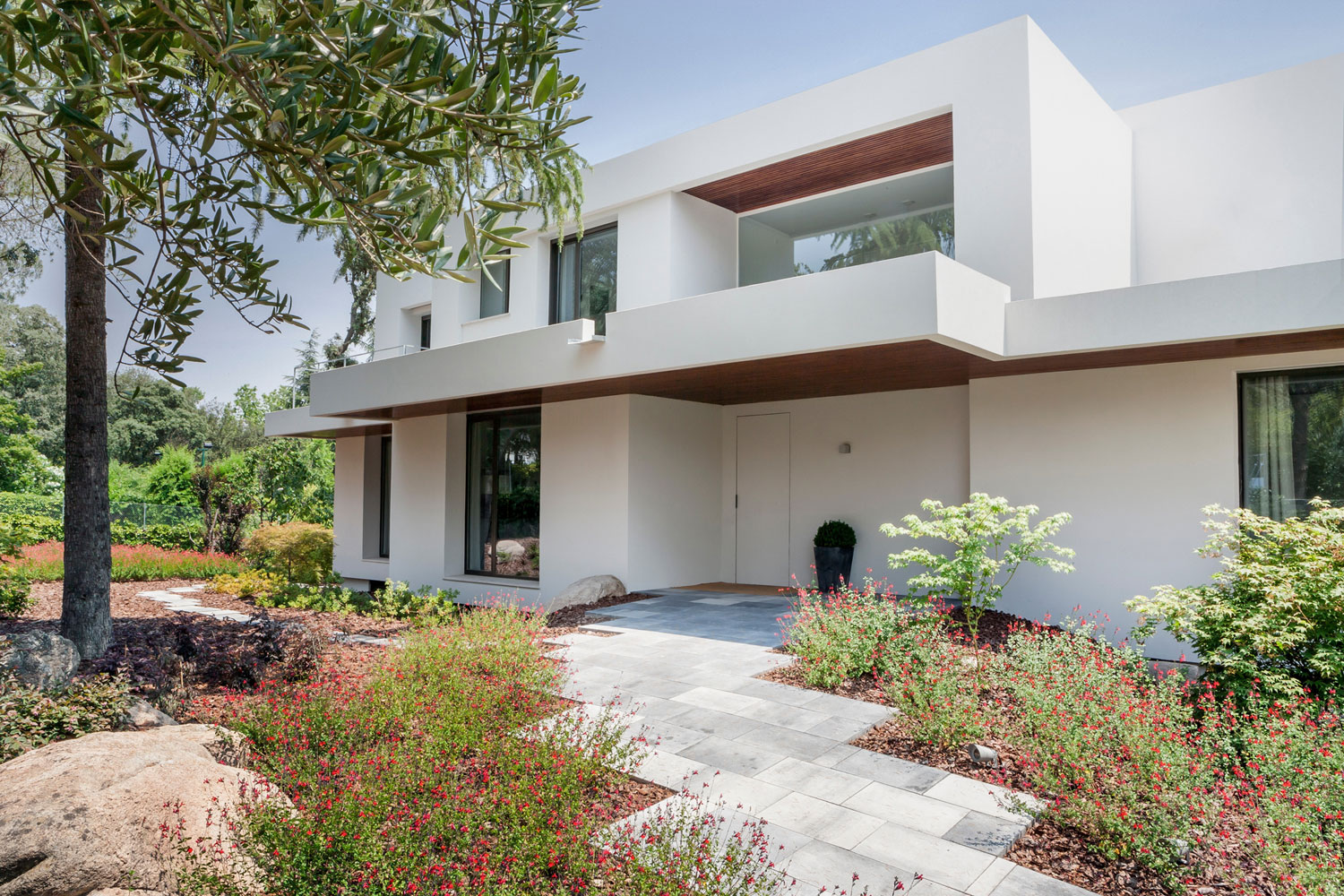 A Charming Modern Home Nestled in a Lush Landscape of Madrid, Spain by ÁBATON Arquitectura (9)