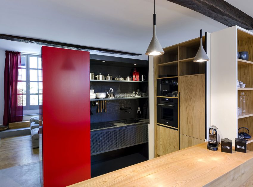 A Chic Contemporary Apartment with Red, Black and White Interiors in Turin, Italy by Archisbang (9)