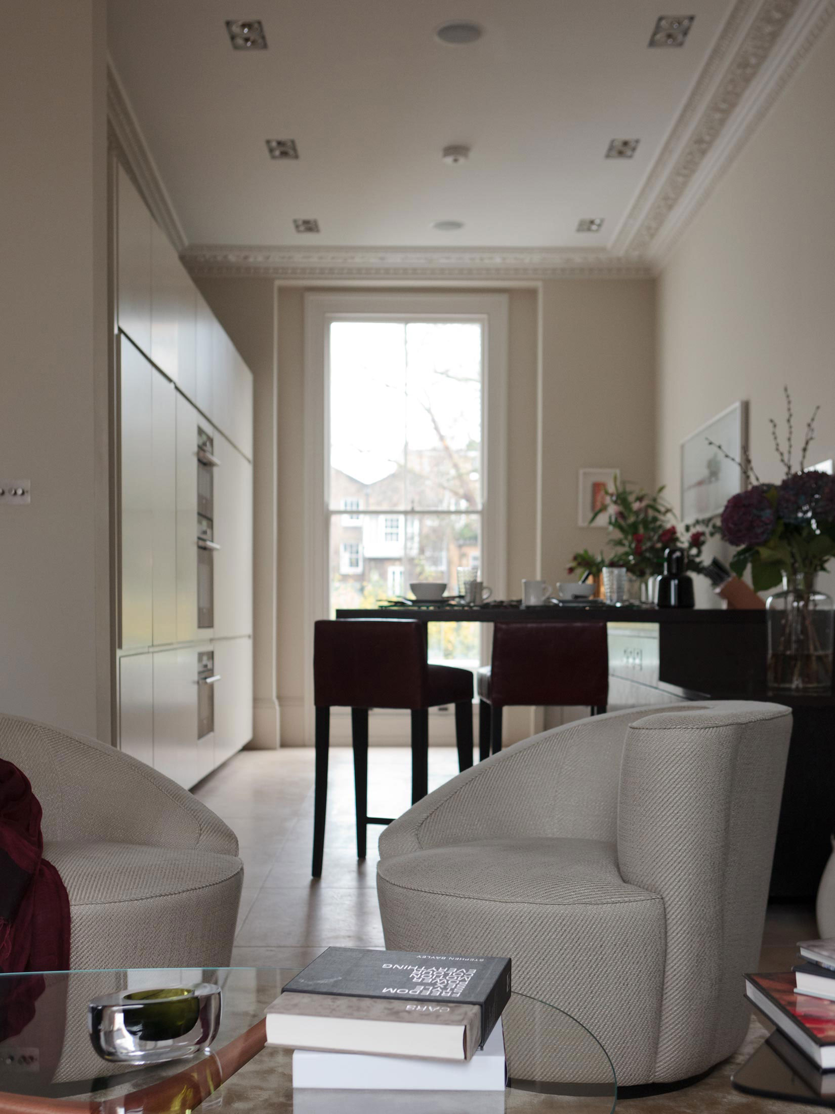 A Chic and Stylish Contemporary House in London, England by Staffan Tollgard Design Group (1)