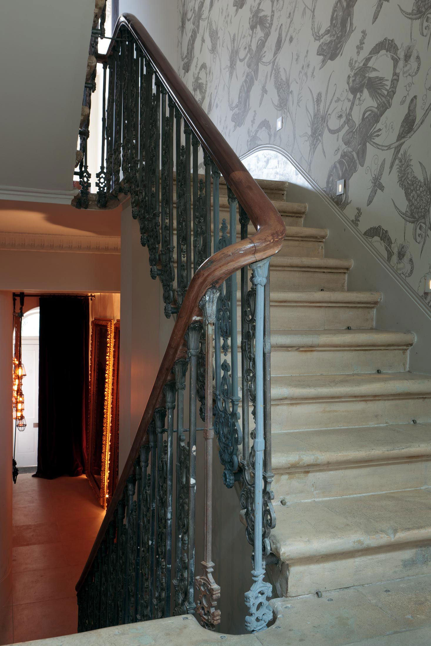 A Chic and Stylish Contemporary House in London, England by Staffan Tollgard Design Group (11)