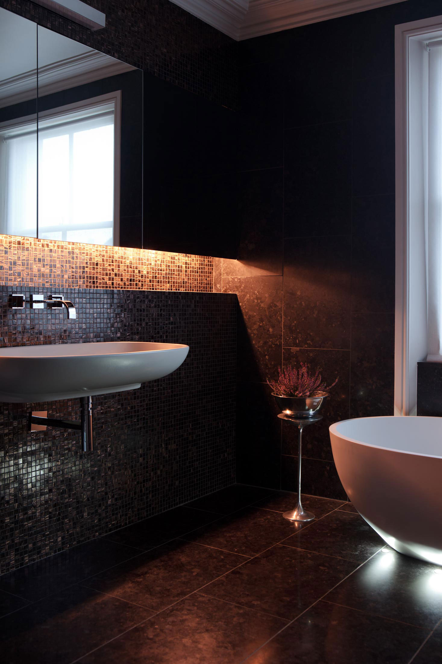 A Chic and Stylish Contemporary House in London, England by Staffan Tollgard Design Group (15)
