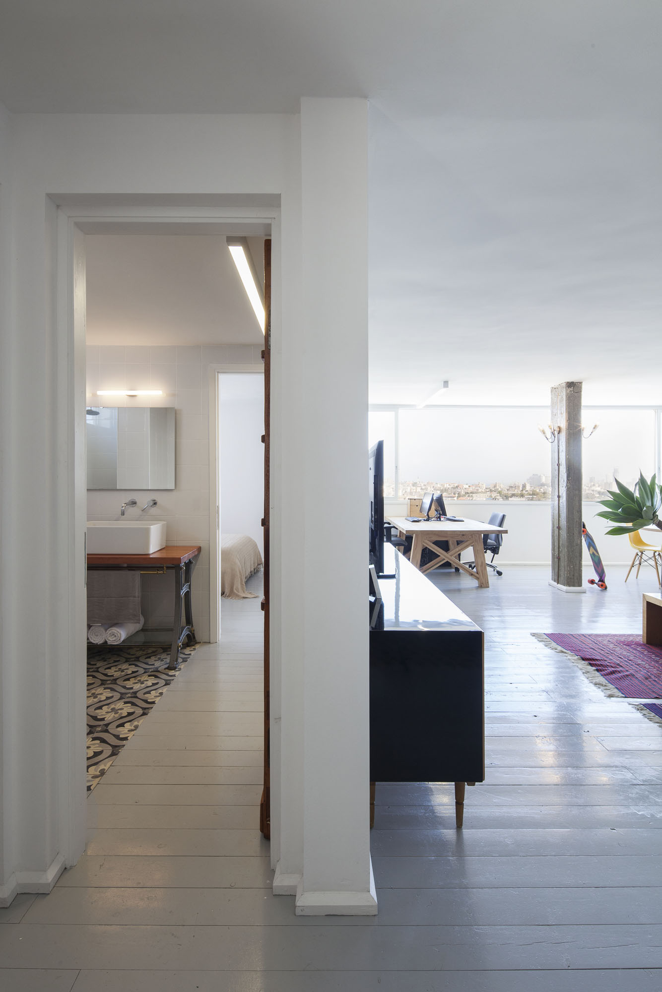 A Contemporary Apartment for a Young Couple, an Interior Designer and a Graphic Designer in Jaffa by Henkin Shavit Architecture & Design (6)