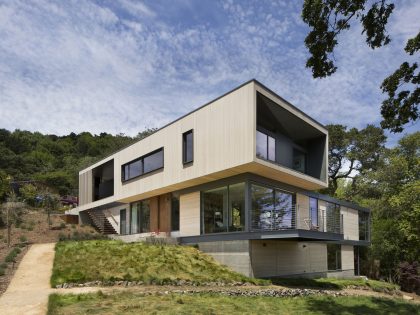 A Contemporary Home Features Patio with Cantilevered Deck in San Anselmo by Shands Studio (1)