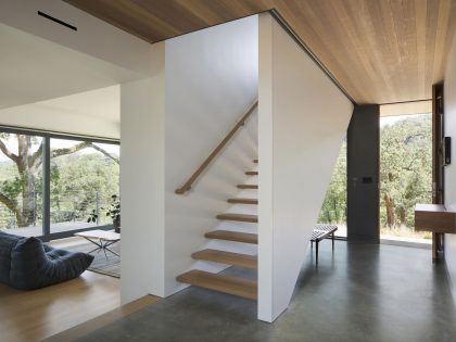 A Contemporary Home Features Patio with Cantilevered Deck in San Anselmo by Shands Studio (10)