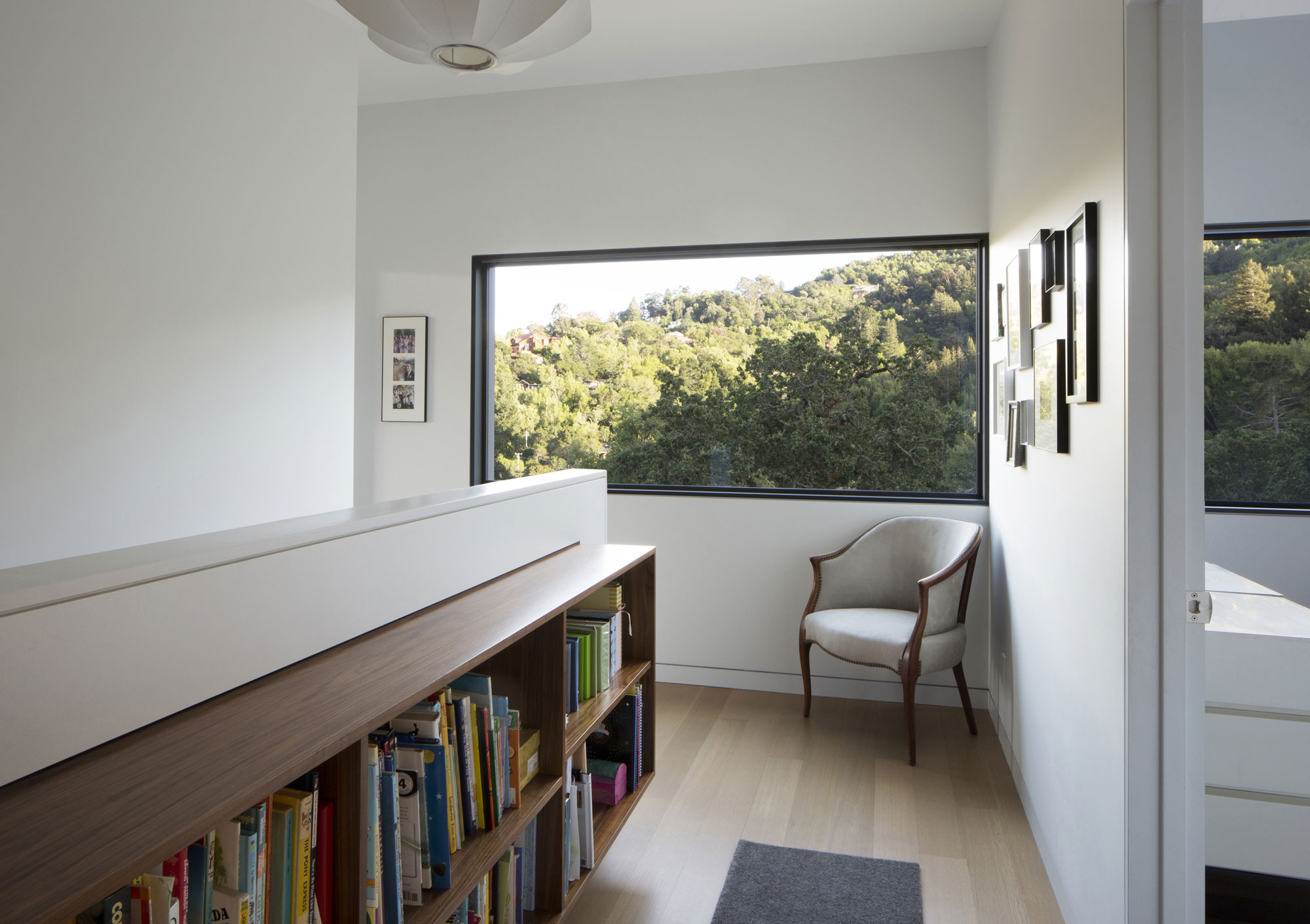 A Contemporary Home Features Patio with Cantilevered Deck in San Anselmo by Shands Studio (11)