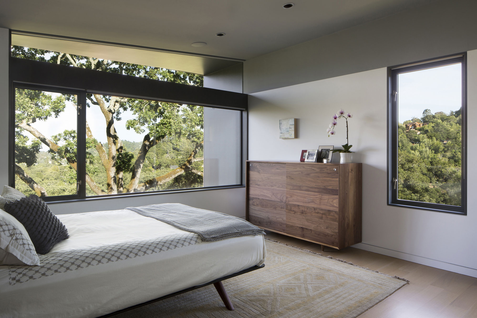 A Contemporary Home Features Patio with Cantilevered Deck in San Anselmo by Shands Studio (12)