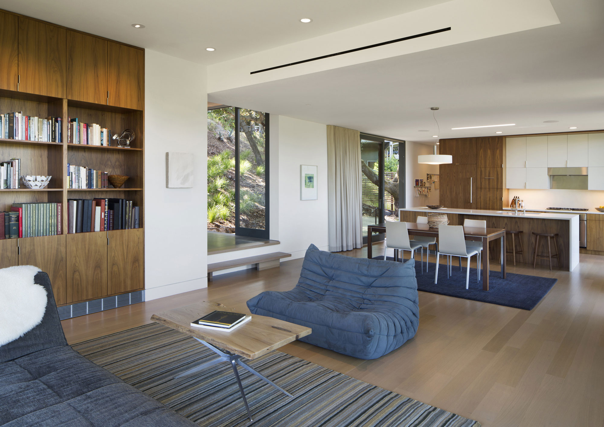 A Contemporary Home Features Patio with Cantilevered Deck in San Anselmo by Shands Studio (5)