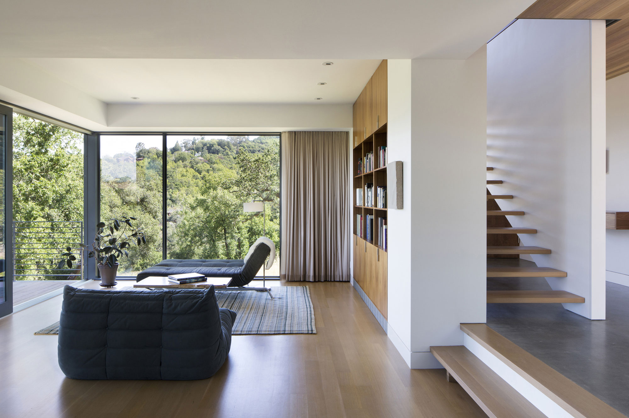 A Contemporary Home Features Patio with Cantilevered Deck in San Anselmo by Shands Studio (7)