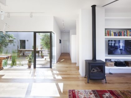 A Contemporary Home Focused on Natural Materials and Simplicity in Tel Aviv
