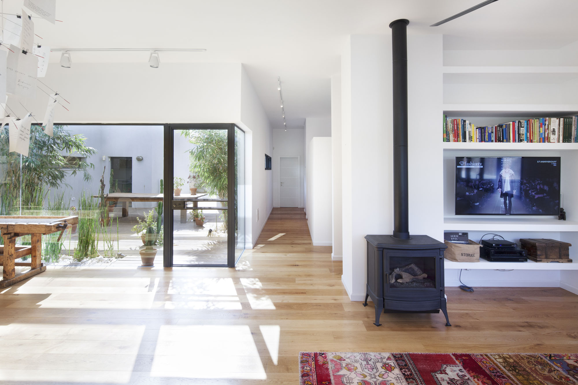 A Contemporary Home Focused on Natural Materials and Simplicity in Tel Aviv by Henkin Shavit Architecture & Design (1)