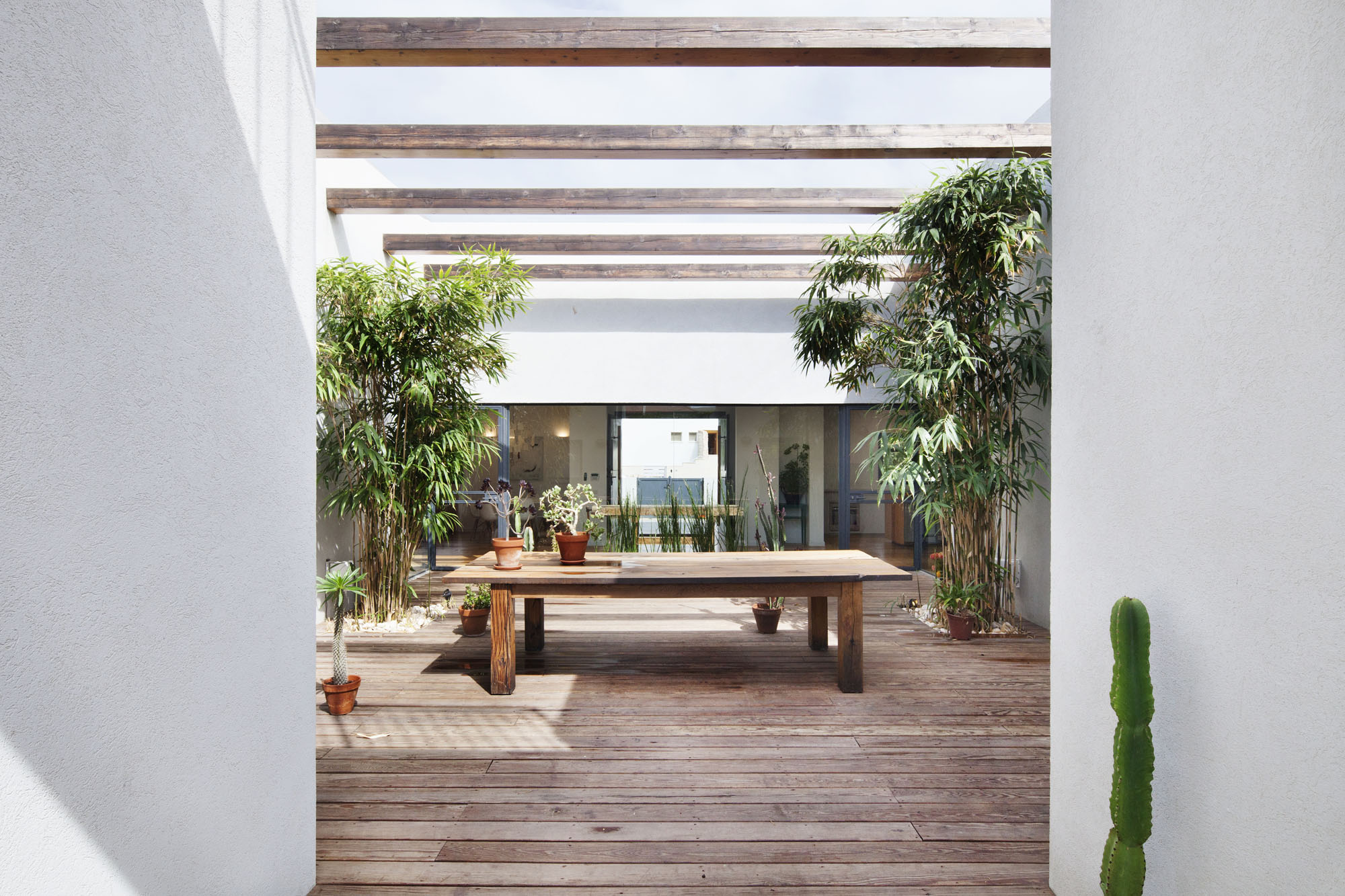 A Contemporary Home Focused on Natural Materials and Simplicity in Tel Aviv by Henkin Shavit Architecture & Design (10)