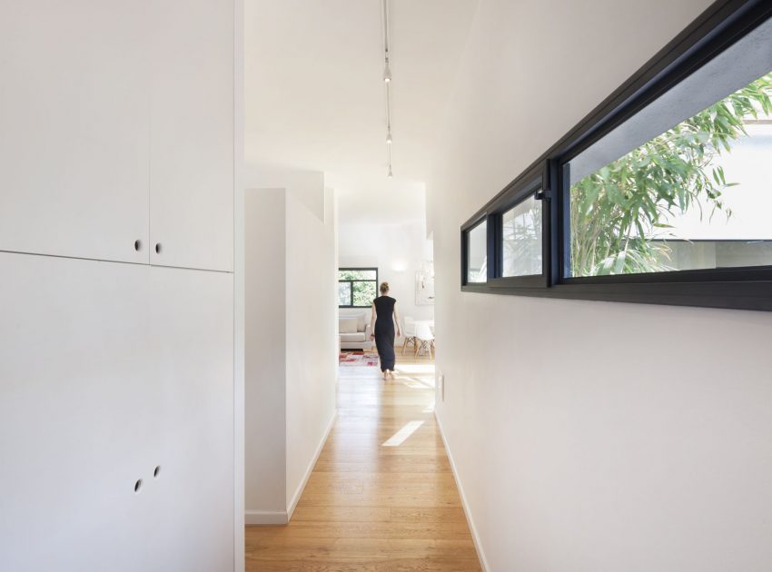 A Contemporary Home Focused on Natural Materials and Simplicity in Tel Aviv by Henkin Shavit Architecture & Design (11)