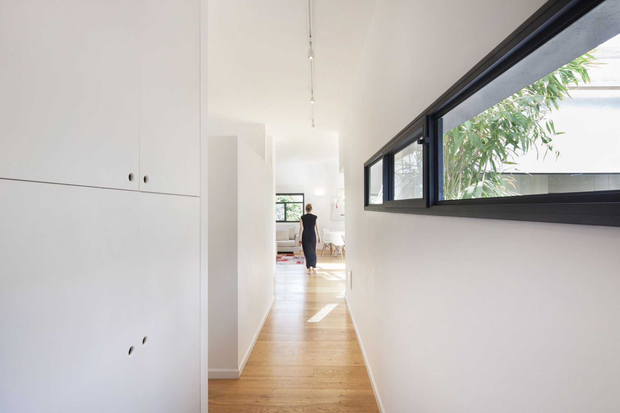 A Contemporary Home Focused on Natural Materials and Simplicity in Tel Aviv by Henkin Shavit Architecture & Design (11)
