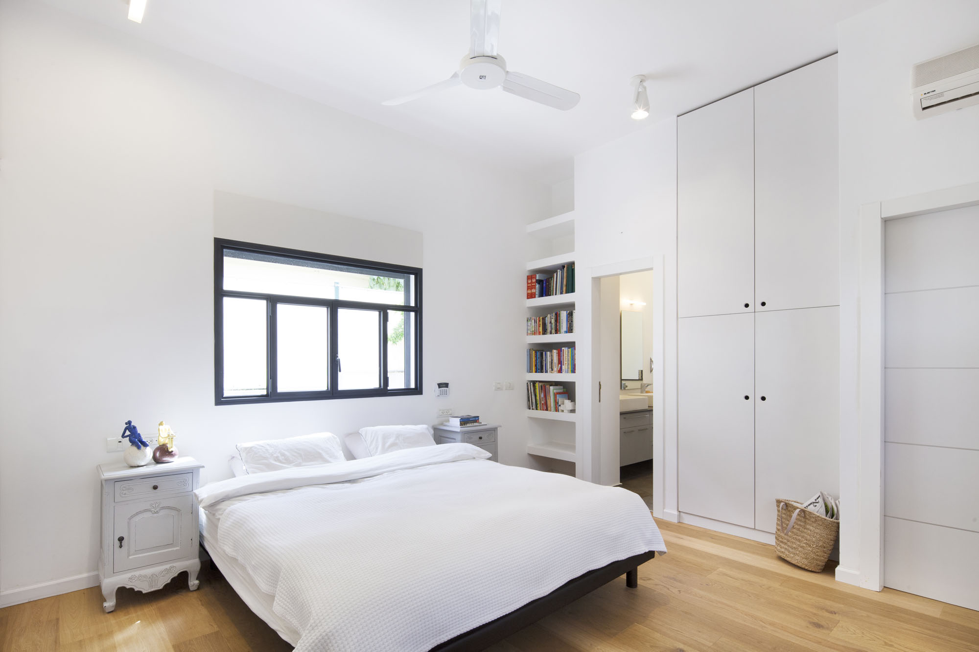 A Contemporary Home Focused on Natural Materials and Simplicity in Tel Aviv by Henkin Shavit Architecture & Design (12)