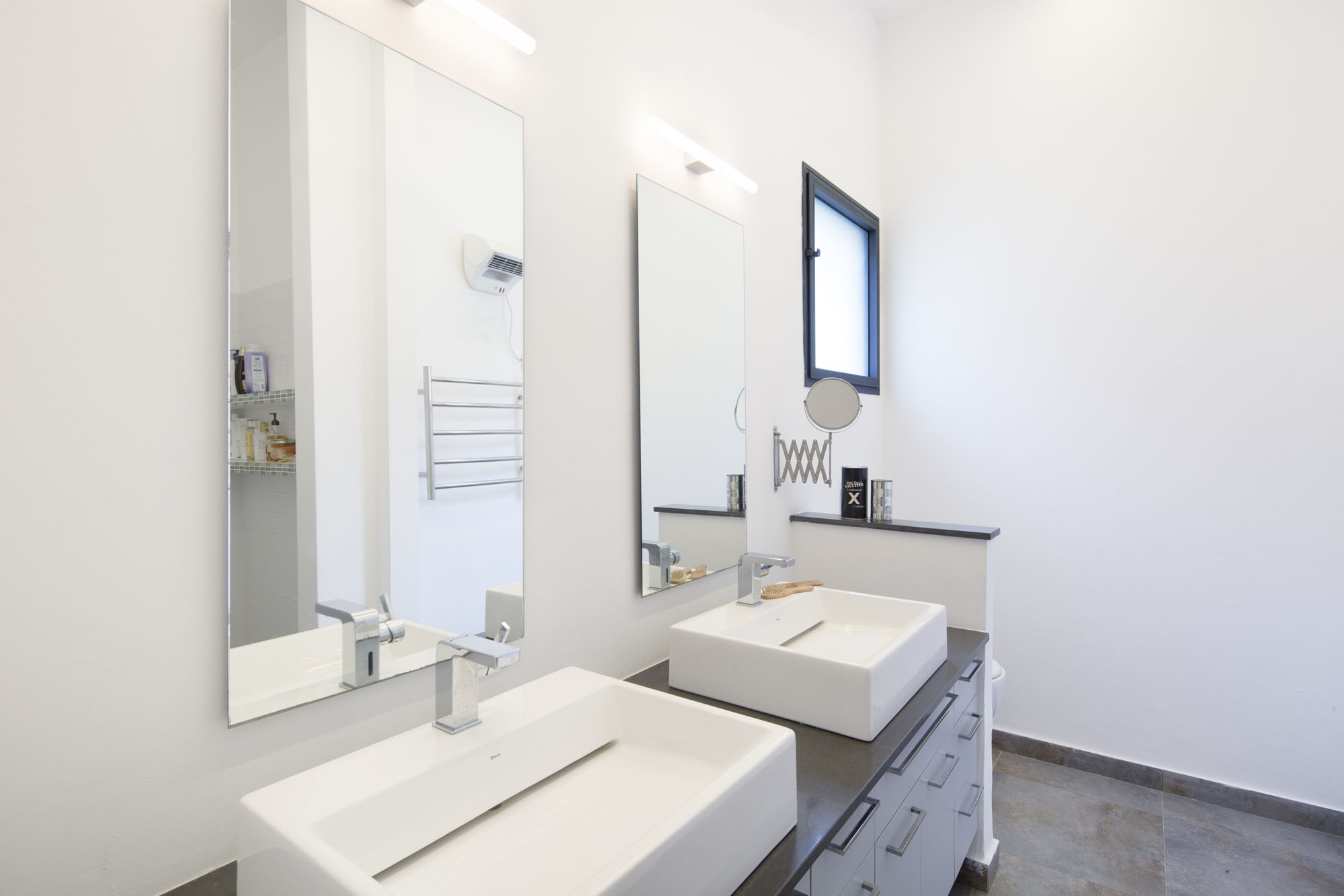 A Contemporary Home Focused on Natural Materials and Simplicity in Tel Aviv by Henkin Shavit Architecture & Design (13)