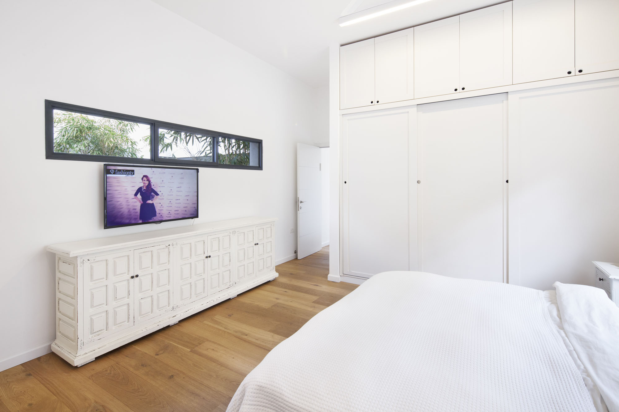 A Contemporary Home Focused on Natural Materials and Simplicity in Tel Aviv by Henkin Shavit Architecture & Design (14)