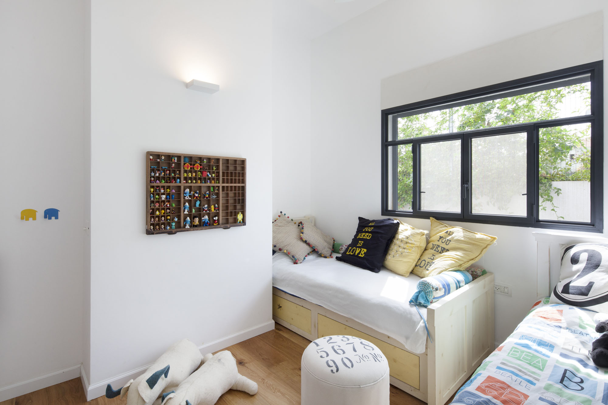 A Contemporary Home Focused on Natural Materials and Simplicity in Tel Aviv by Henkin Shavit Architecture & Design (16)