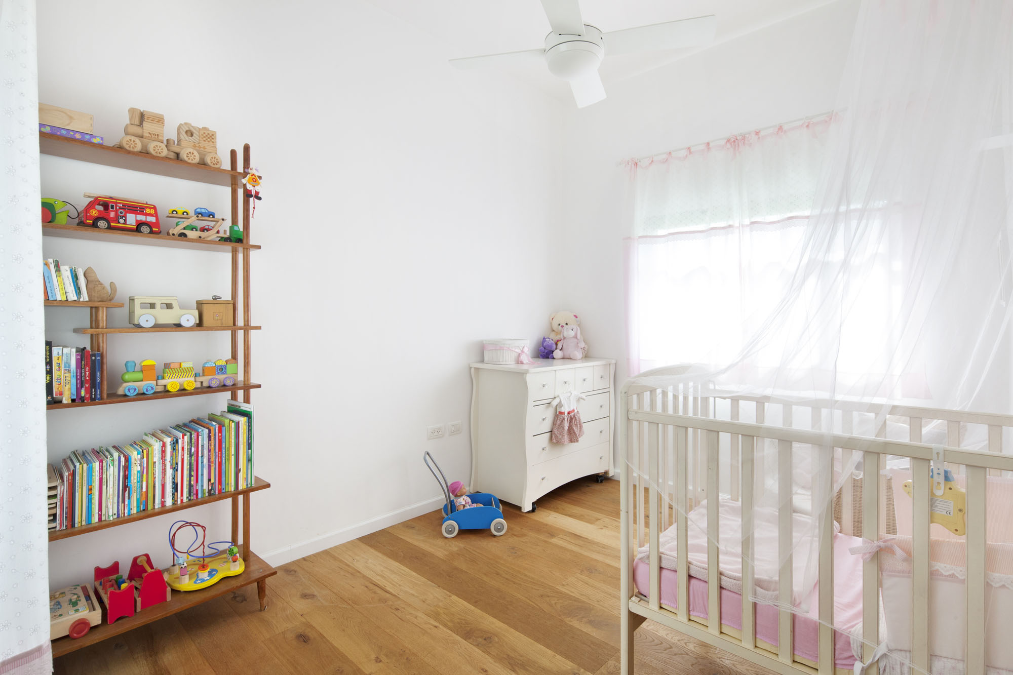 A Contemporary Home Focused on Natural Materials and Simplicity in Tel Aviv by Henkin Shavit Architecture & Design (19)