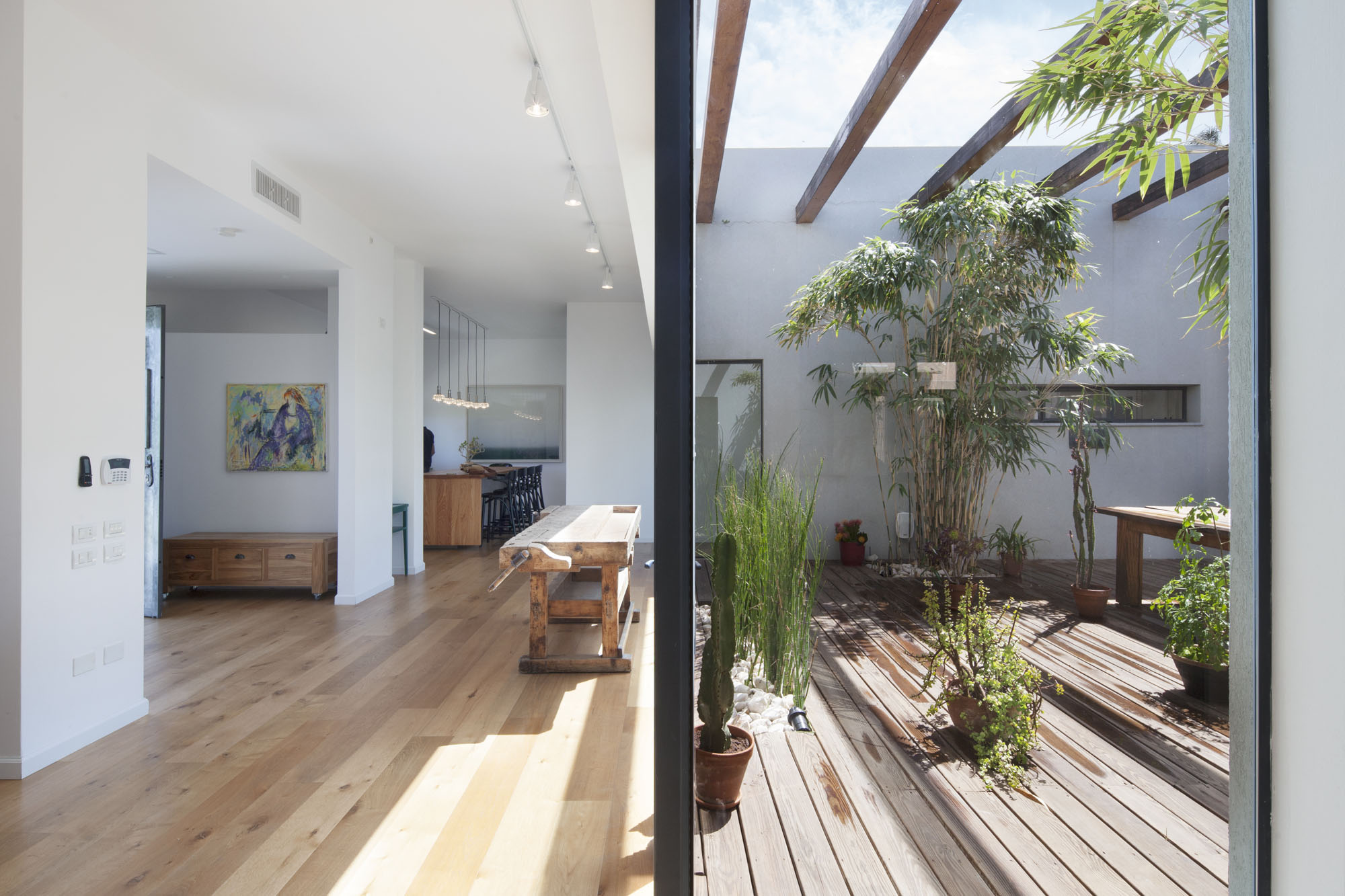 A Contemporary Home Focused on Natural Materials and Simplicity in Tel Aviv by Henkin Shavit Architecture & Design (2)