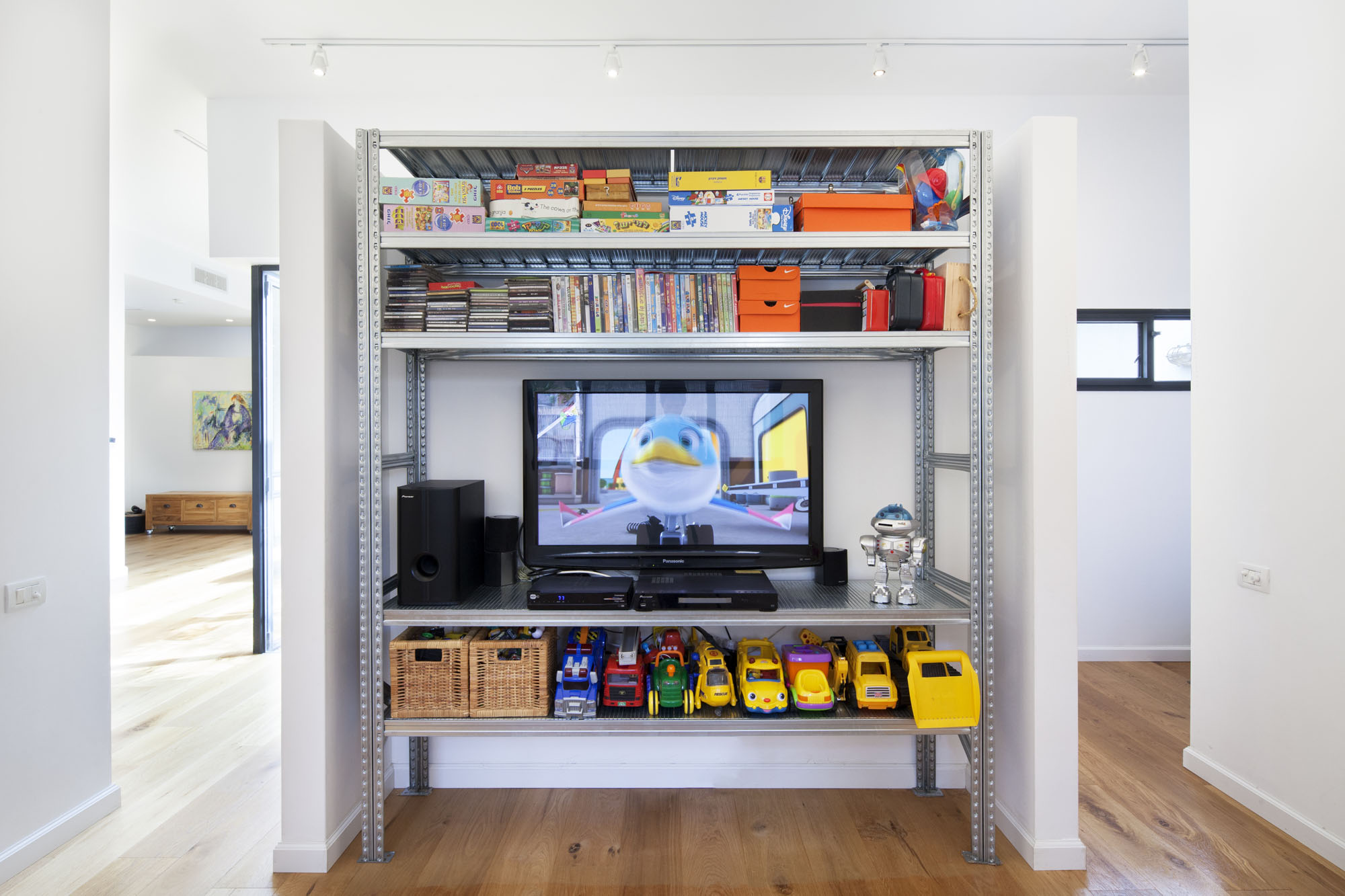 A Contemporary Home Focused on Natural Materials and Simplicity in Tel Aviv by Henkin Shavit Architecture & Design (21)