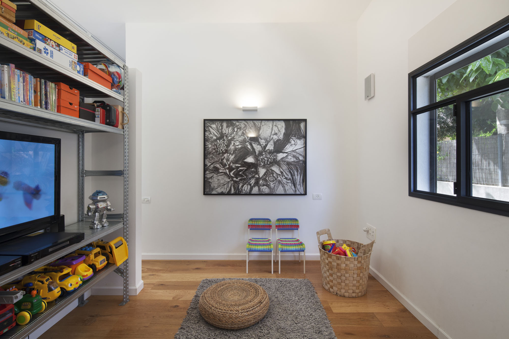 A Contemporary Home Focused on Natural Materials and Simplicity in Tel Aviv by Henkin Shavit Architecture & Design (22)