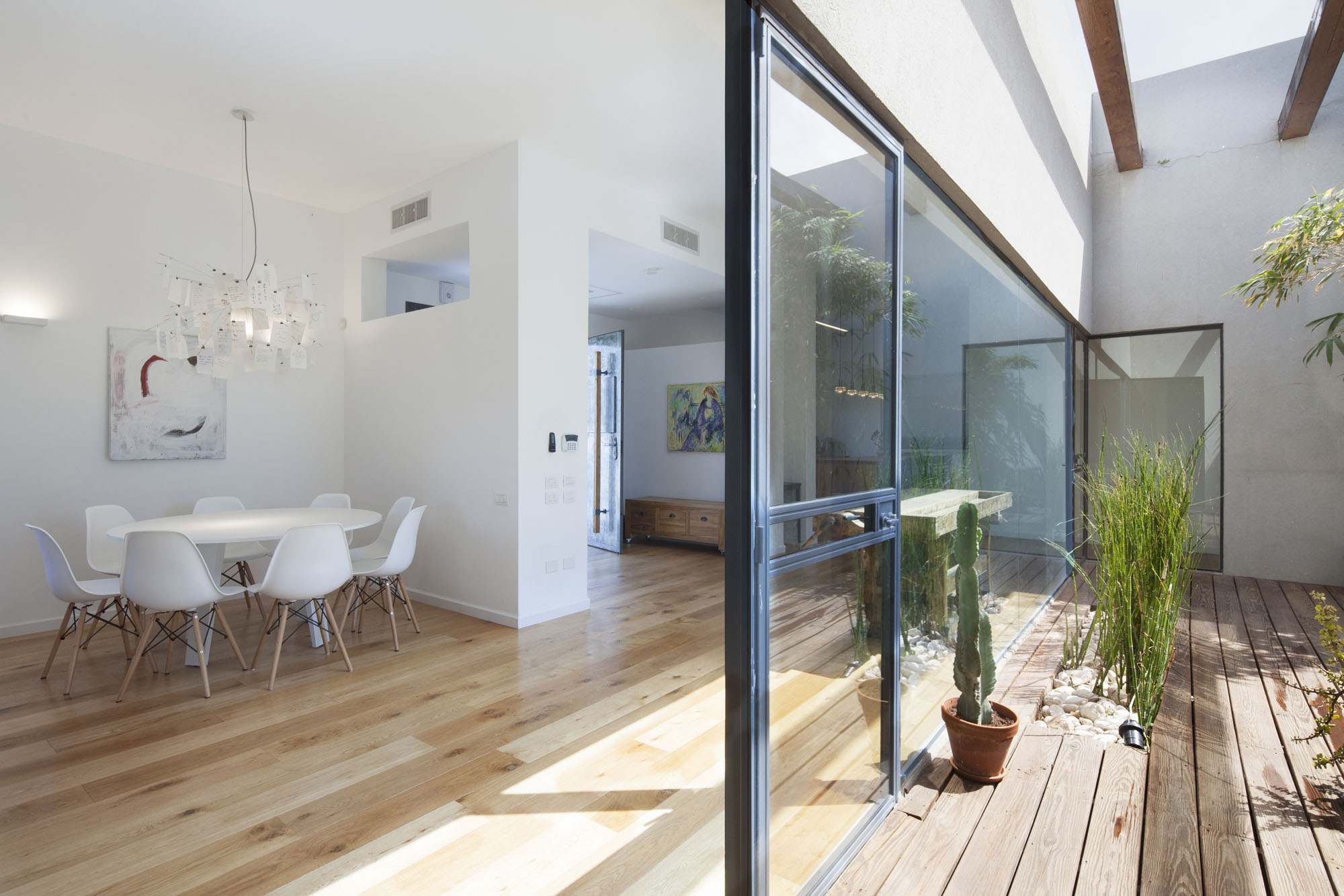 A Contemporary Home Focused on Natural Materials and Simplicity in Tel Aviv by Henkin Shavit Architecture & Design (3)