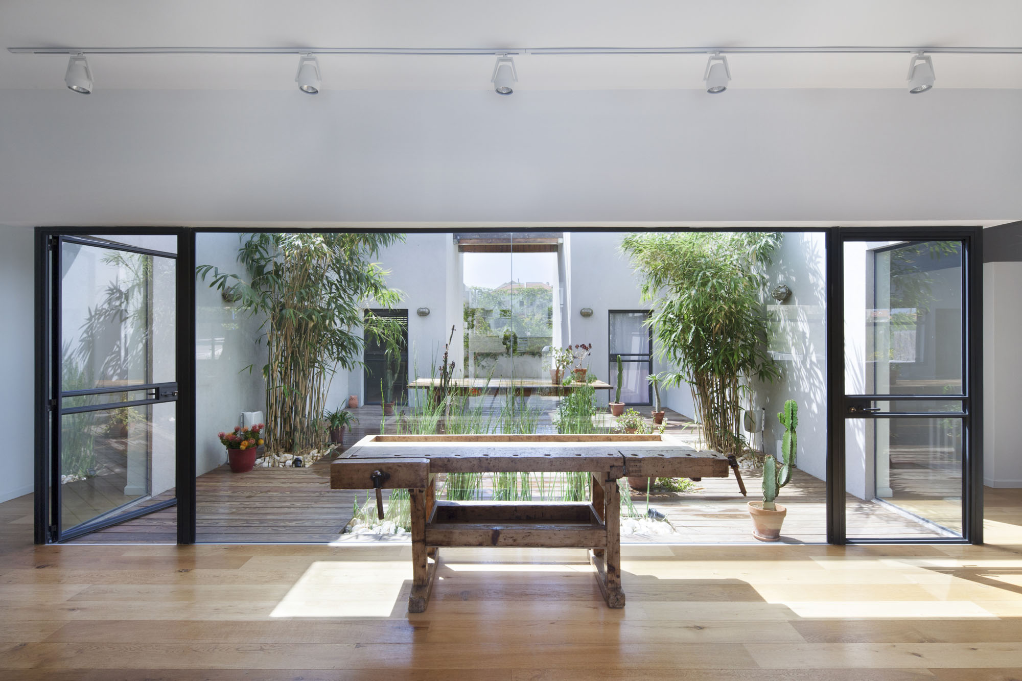 A Contemporary Home Focused on Natural Materials and Simplicity in Tel Aviv by Henkin Shavit Architecture & Design (4)