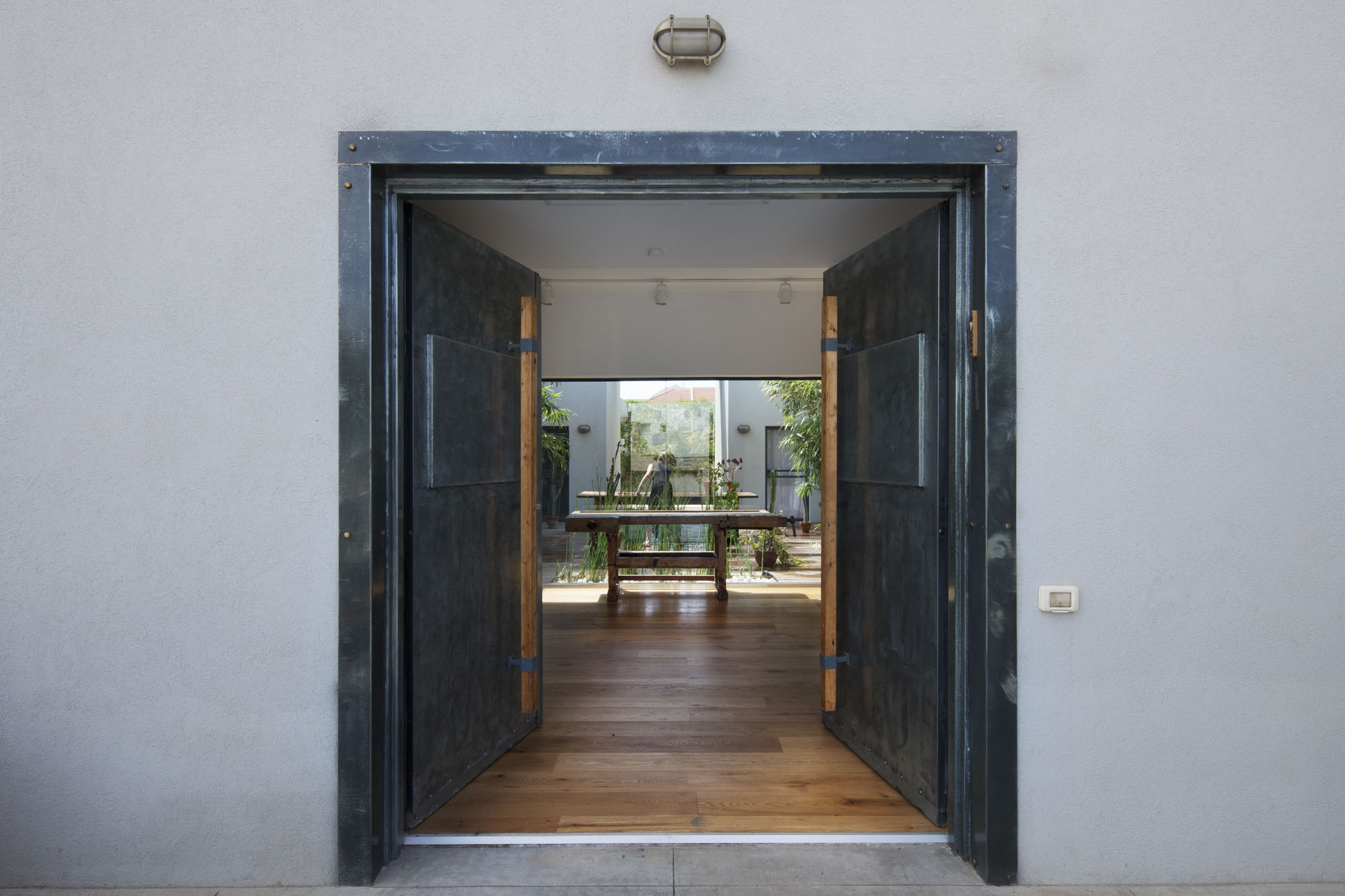 A Contemporary Home Focused on Natural Materials and Simplicity in Tel Aviv by Henkin Shavit Architecture & Design (5)