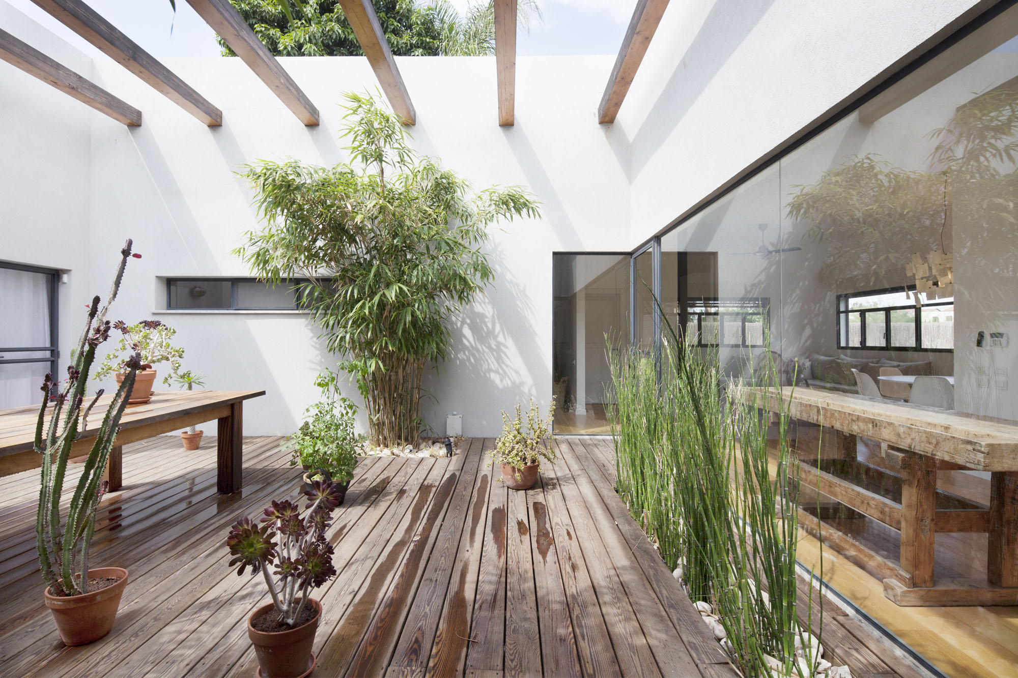 A Contemporary Home Focused on Natural Materials and Simplicity in Tel Aviv by Henkin Shavit Architecture & Design (6)