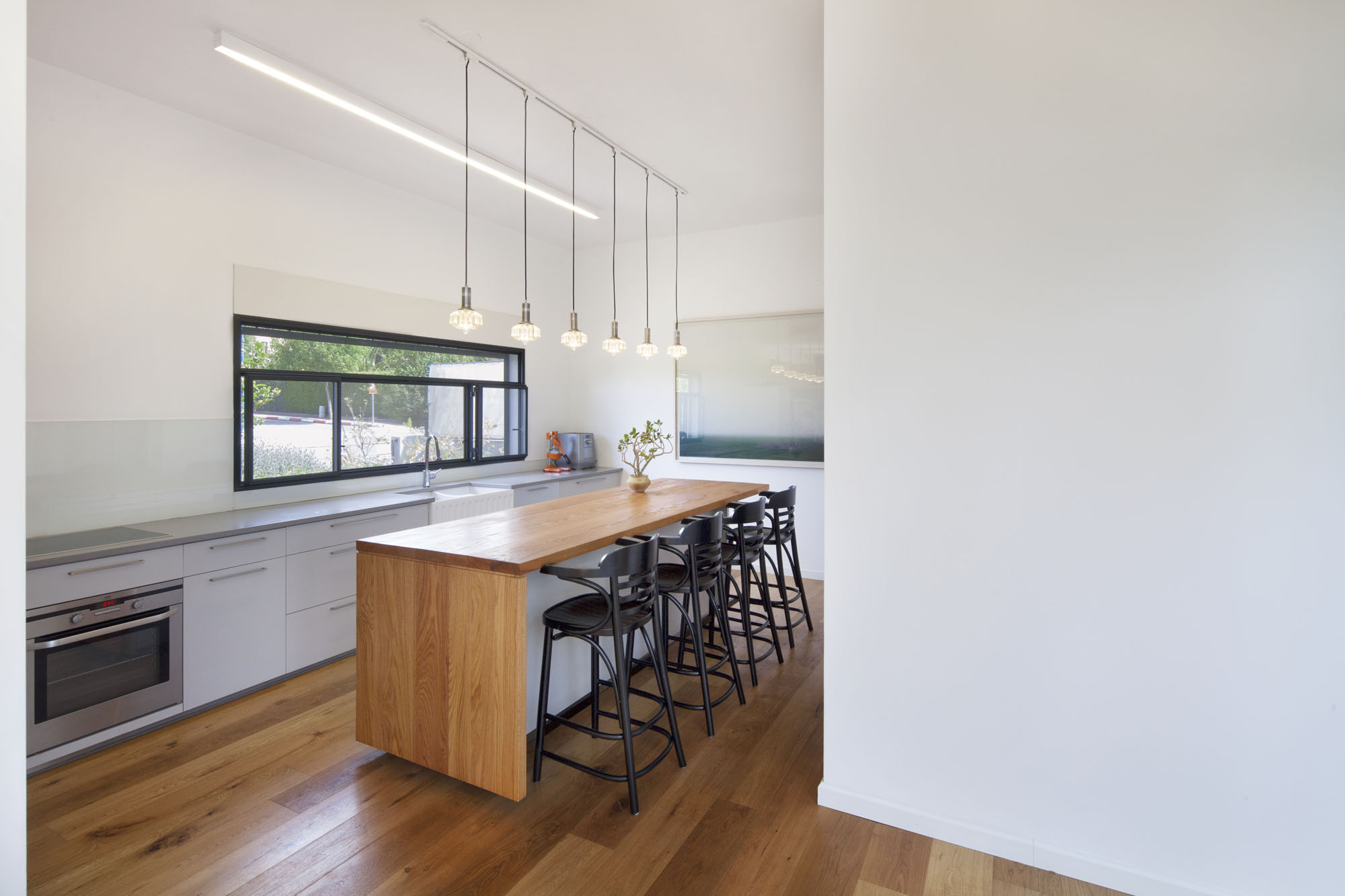 A Contemporary Home Focused on Natural Materials and Simplicity in Tel Aviv by Henkin Shavit Architecture & Design (7)