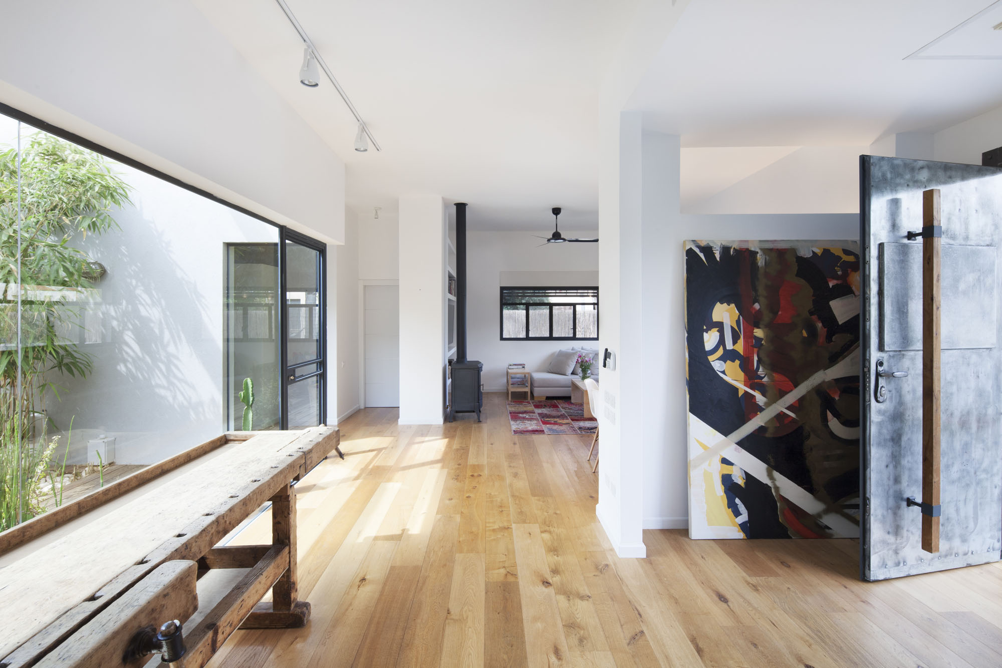 A Contemporary Home Focused on Natural Materials and Simplicity in Tel Aviv by Henkin Shavit Architecture & Design (9)