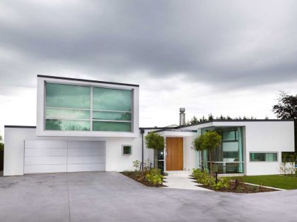 A Contemporary Home with Clean Lines and White Single Volumes Shape in Greytown, New Zealand by Casas Design + Architecture Studio (1)