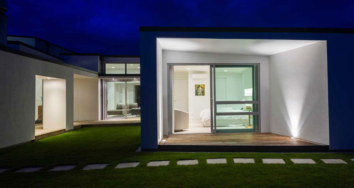 A Contemporary Home with Clean Lines and White Single Volumes Shape in Greytown, New Zealand by Casas Design + Architecture Studio (15)