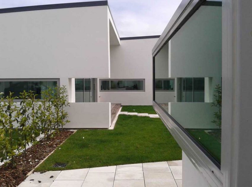 A Contemporary Home with Clean Lines and White Single Volumes Shape in Greytown, New Zealand by Casas Design + Architecture Studio (5)