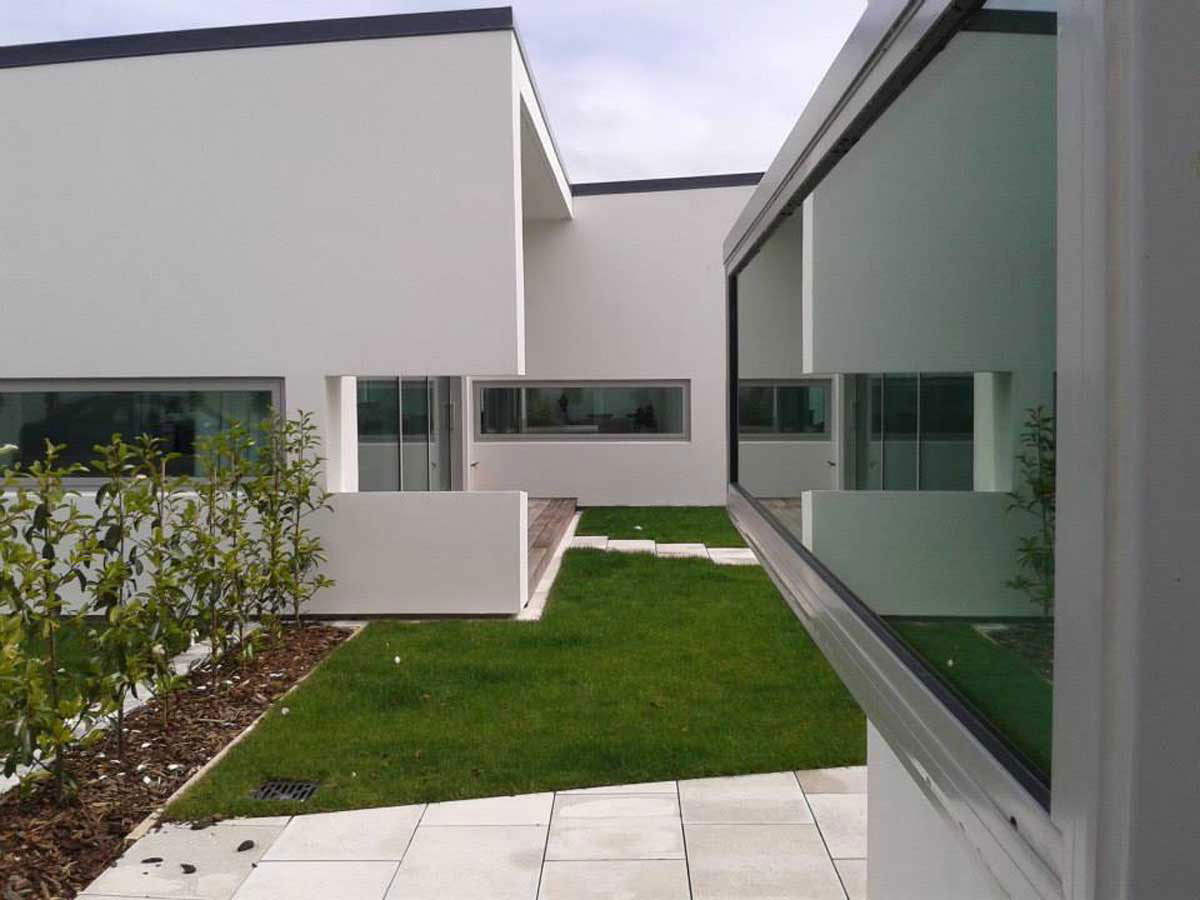 A Contemporary Home with Clean Lines and White Single Volumes Shape in Greytown, New Zealand by Casas Design + Architecture Studio (5)