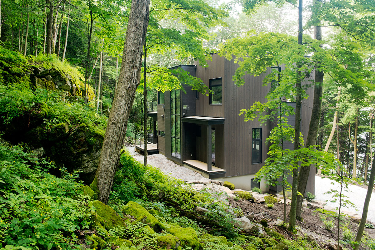 A Contemporary House with a Privileged Natural Environment of Lakes and Mountains in Quebec by Boom Town (10)