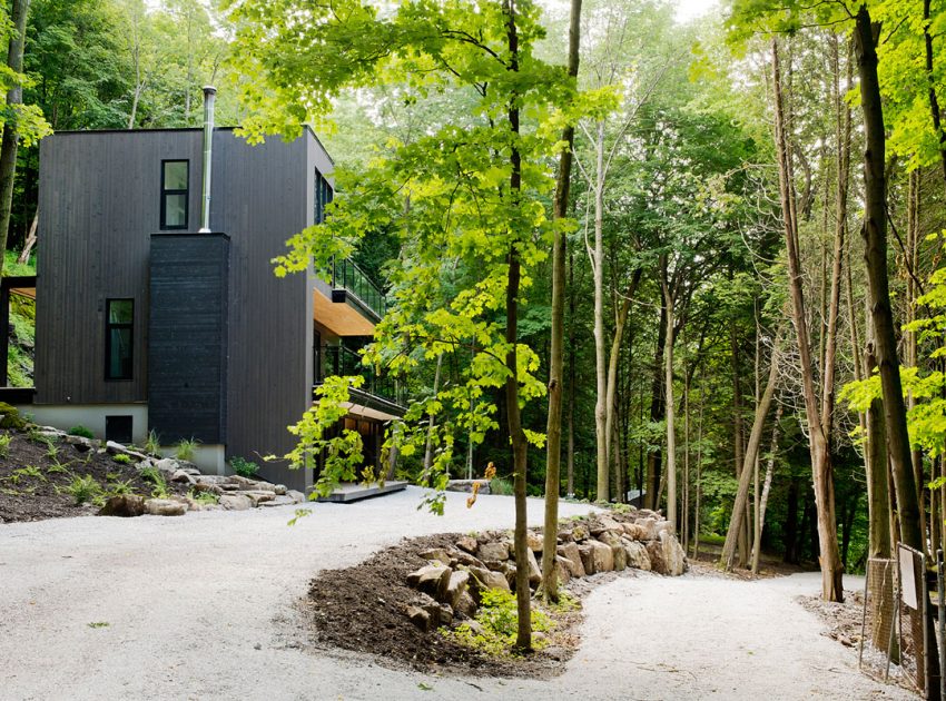 A Contemporary House with a Privileged Natural Environment of Lakes and Mountains in Quebec by Boom Town (17)