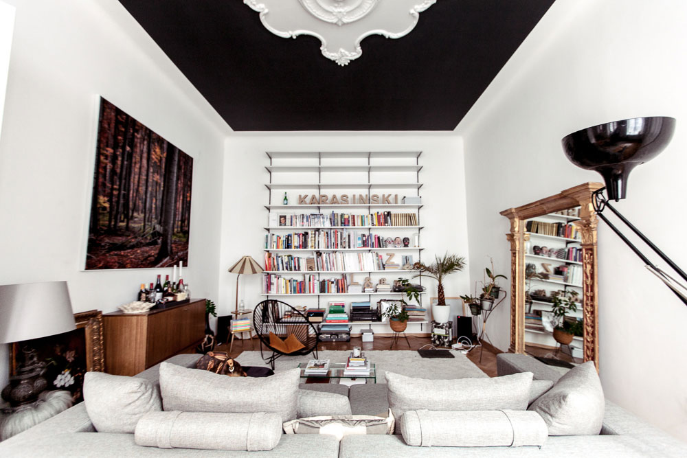 A Cozy Contemporary Apartment Brimming with Color and Art in Vienna by Atelier Karasinski (1)