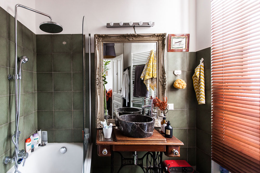 A Cozy Contemporary Apartment Brimming with Color and Art in Vienna by Atelier Karasinski (11)