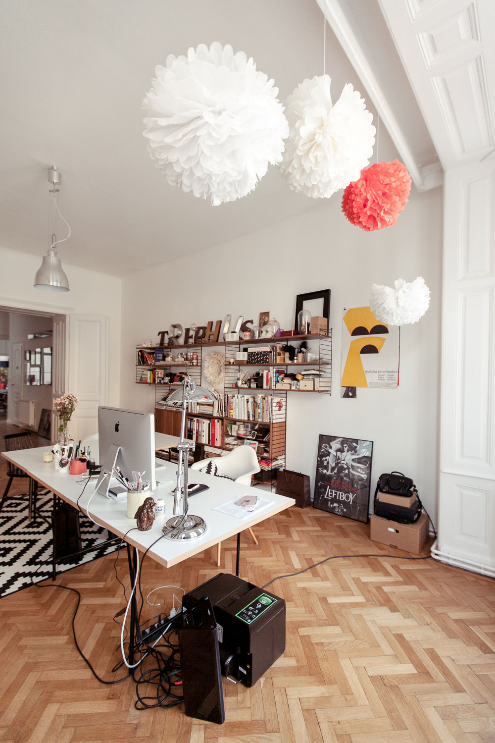A Cozy Contemporary Apartment Brimming with Color and Art in Vienna by Atelier Karasinski (15)