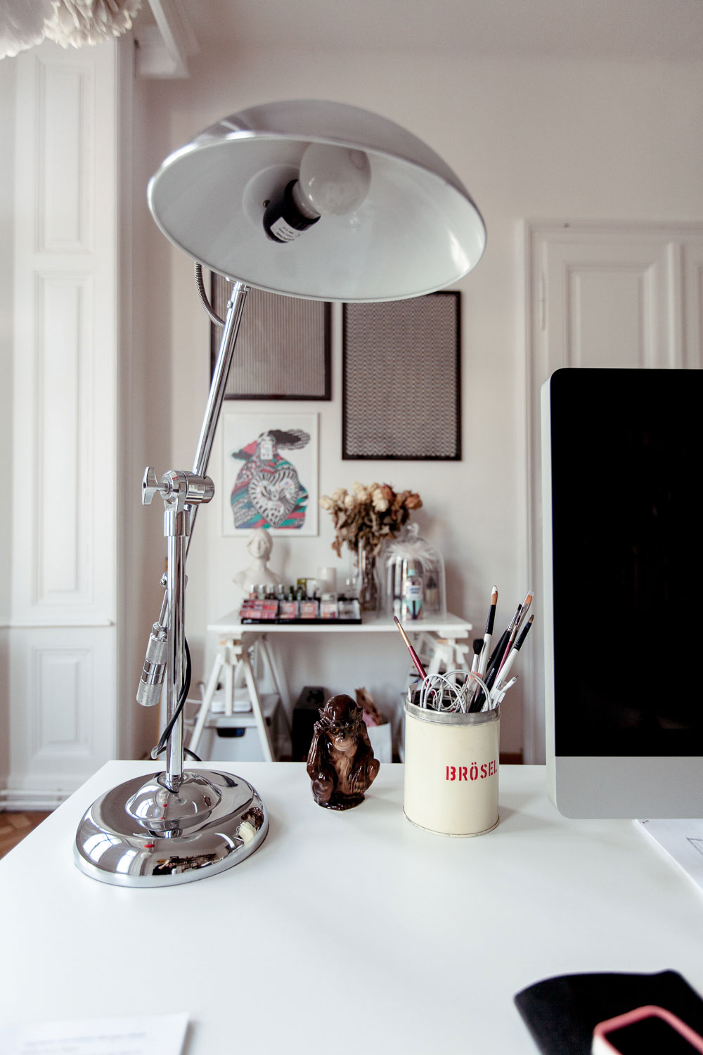 A Cozy Contemporary Apartment Brimming with Color and Art in Vienna by Atelier Karasinski (16)