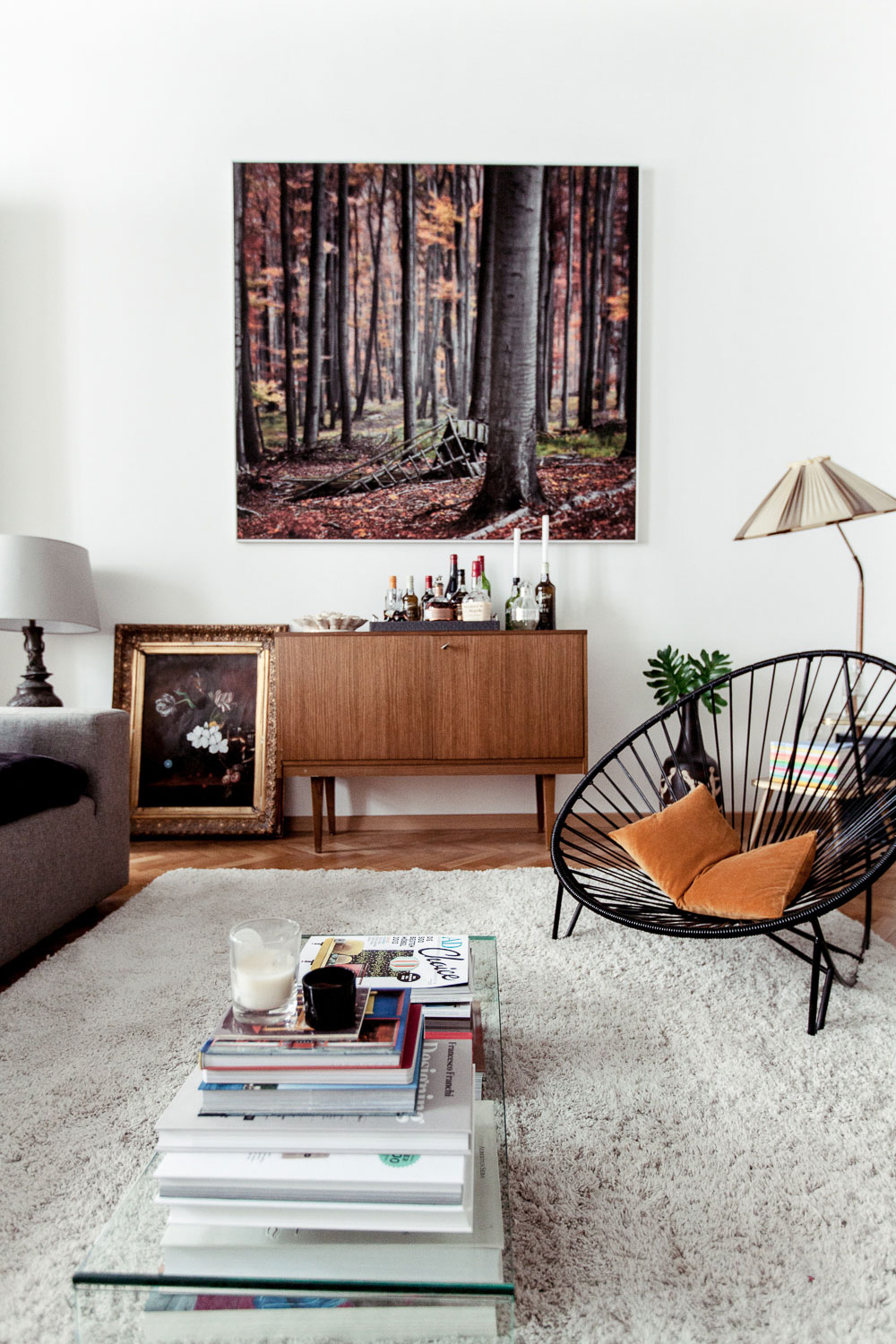 A Cozy Contemporary Apartment Brimming with Color and Art in Vienna by Atelier Karasinski (4)
