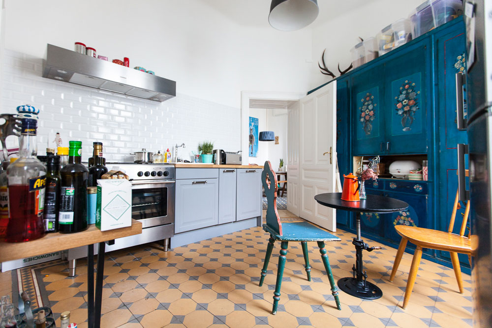 A Cozy Contemporary Apartment Brimming with Color and Art in Vienna by Atelier Karasinski (5)