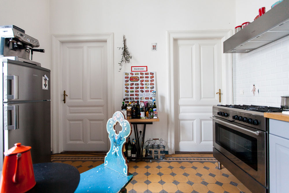 A Cozy Contemporary Apartment Brimming with Color and Art in Vienna by Atelier Karasinski (8)