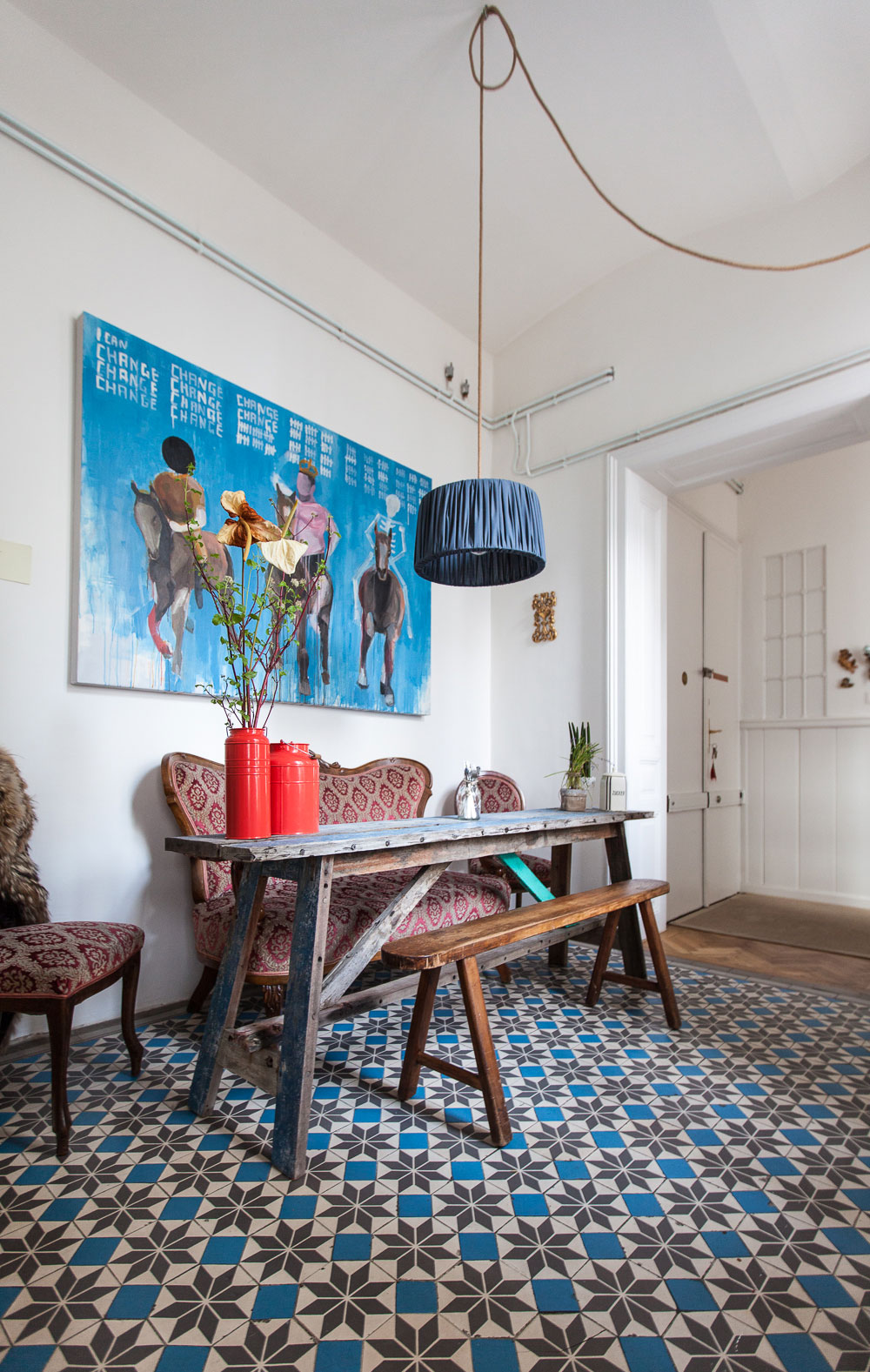 A Cozy Contemporary Apartment Brimming with Color and Art in Vienna by Atelier Karasinski (9)