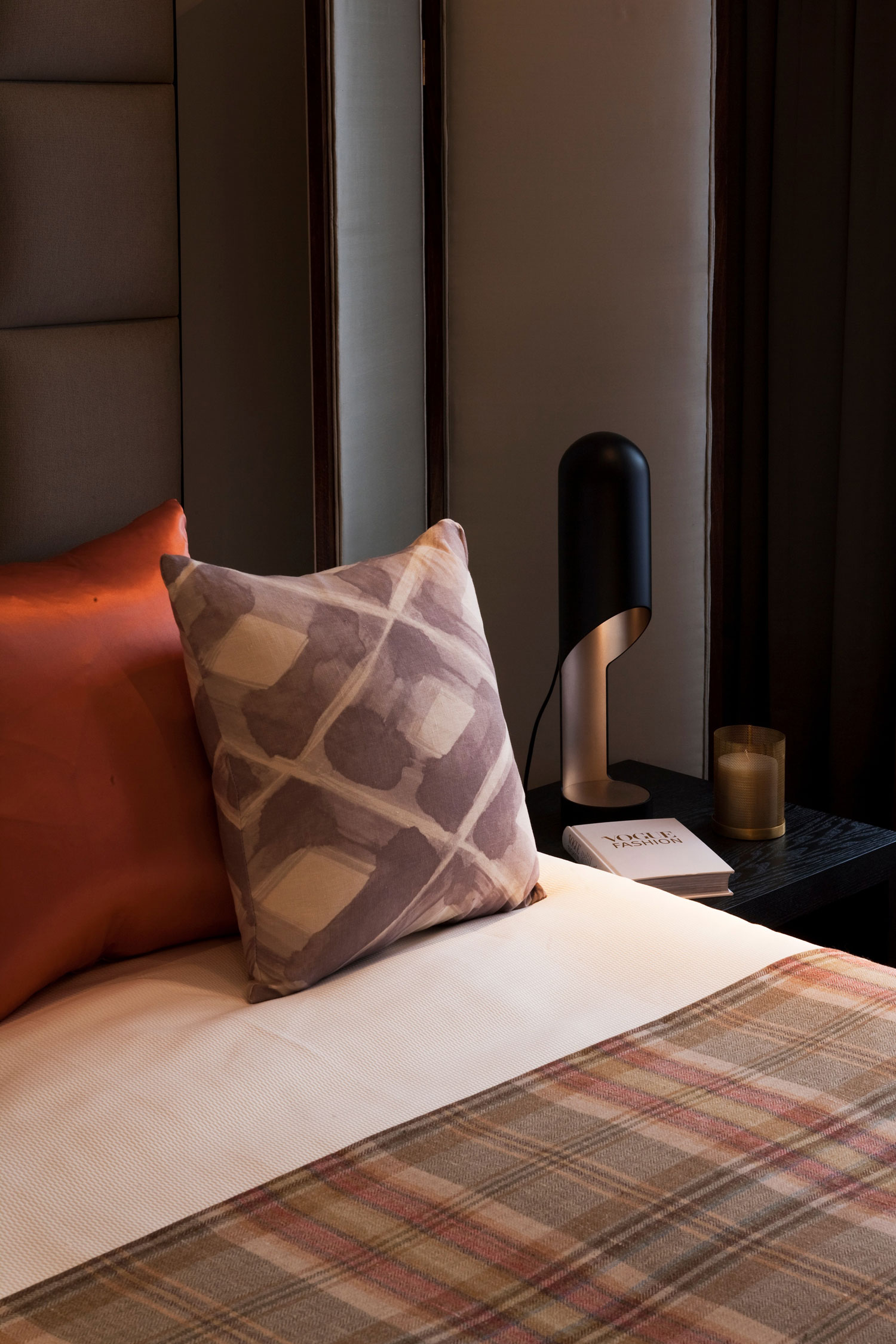 A Cozy Contemporary House with Warm and Luxurious Interiors in London, England by Roselind Wilson Design (20)
