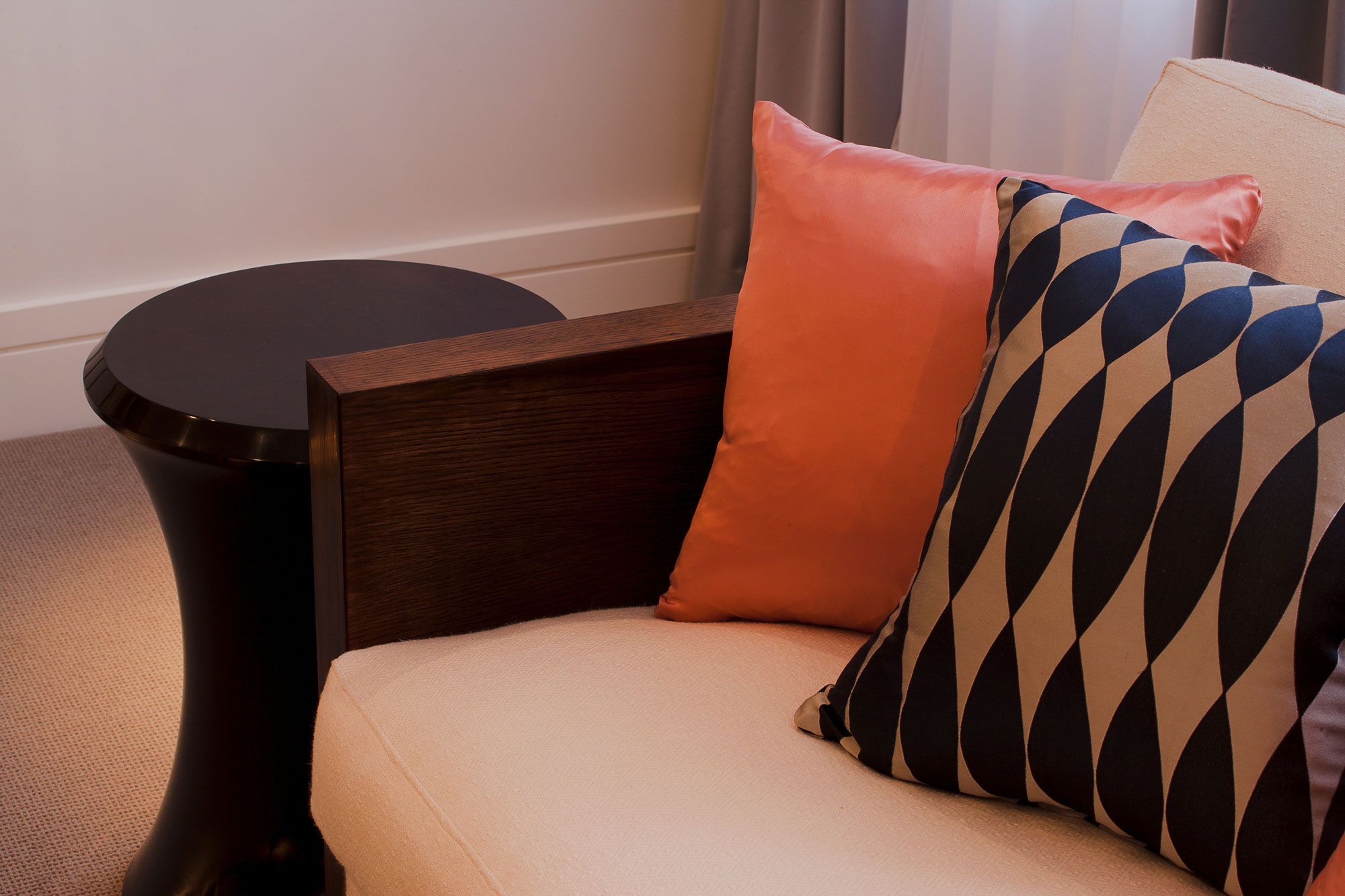 A Cozy Contemporary House with Warm and Luxurious Interiors in London, England by Roselind Wilson Design (4)