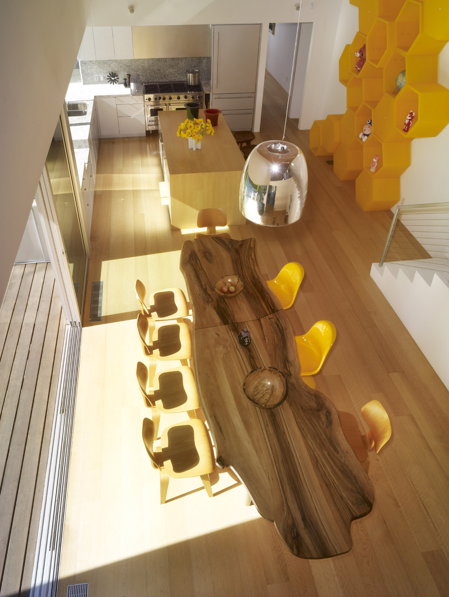 A Cozy and Elegant Home with Simple and Beautiful Elements in West Hollywood by Clive Wilkinson Architects (3)