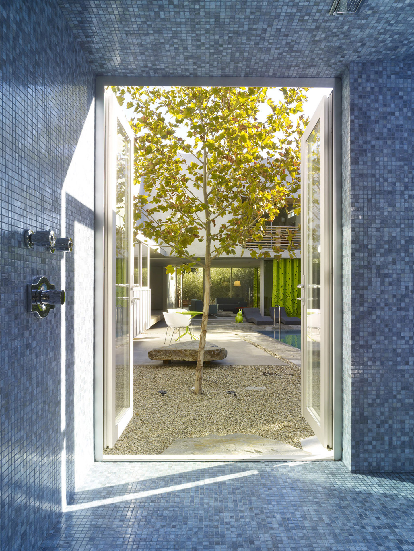 A Cozy and Elegant Home with Simple and Beautiful Elements in West Hollywood by Clive Wilkinson Architects (9)